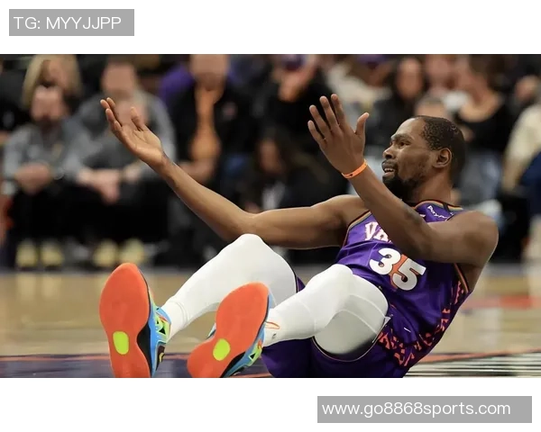 杜兰特苦战上半场表现抢眼砍下全队最高15分助力球队奋战